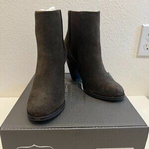 Thursday Boot Co Avenue Heeled Chelsea Booties Women's 8 Dark Olive Green Suede